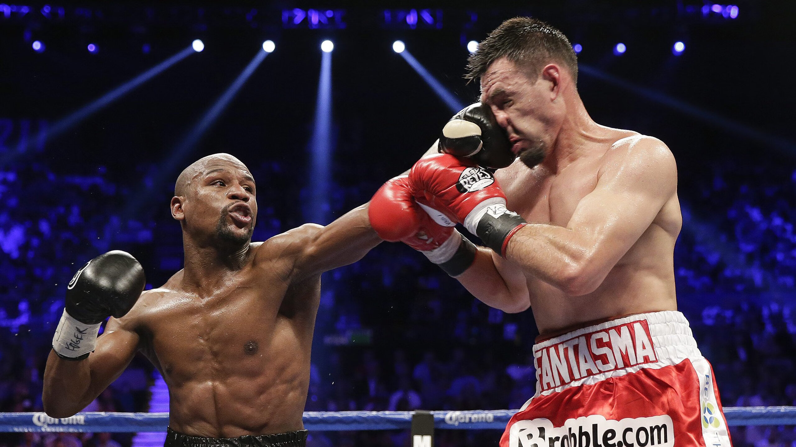 史上最“炫酷”的长距离三分:库里在对爵士比赛中投出41英尺的绝杀!