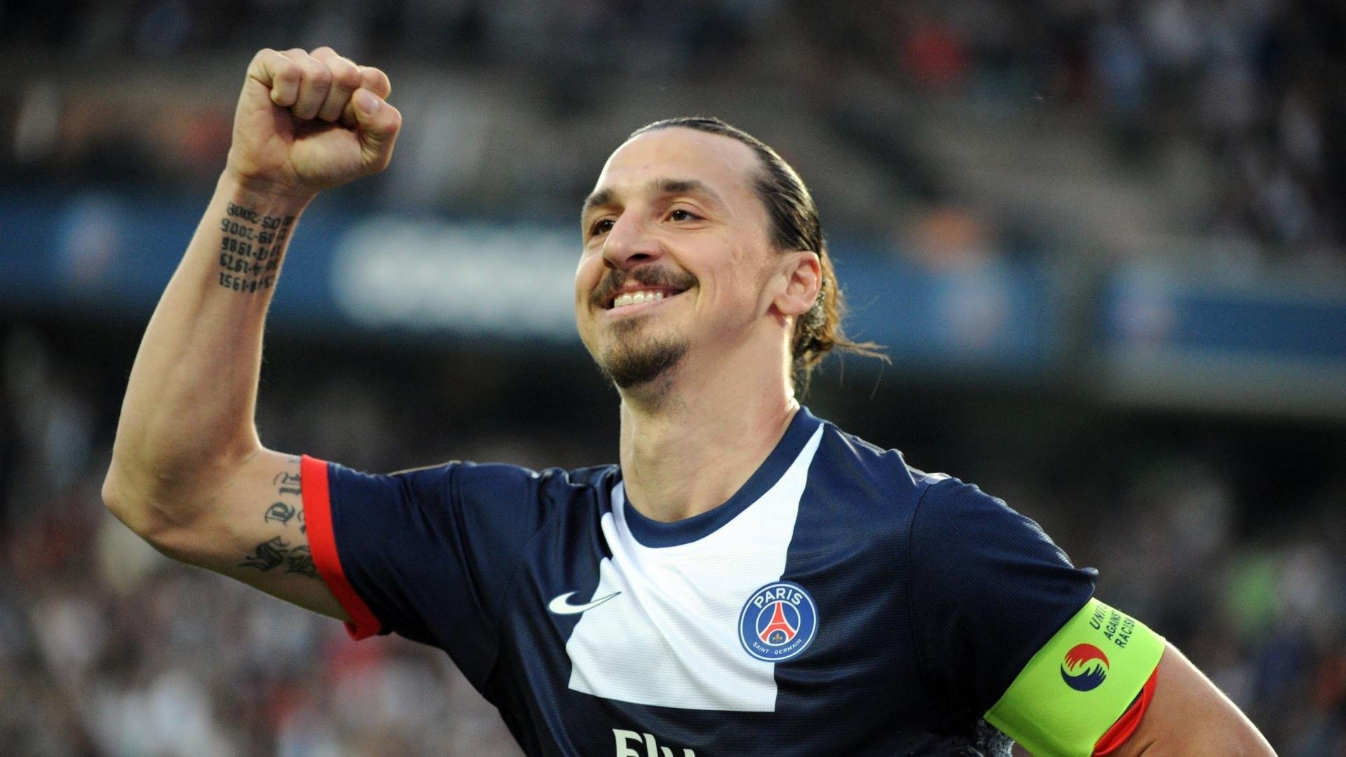 拜仁利用边路传中频繁制造机会，战术多变，拜仁zirkzee